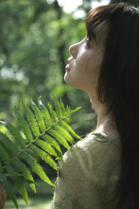 光落在绿意里