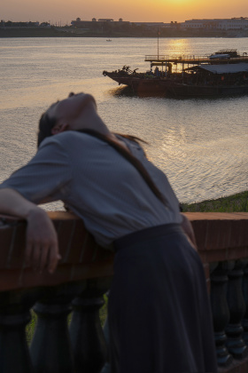 书脊上的河流