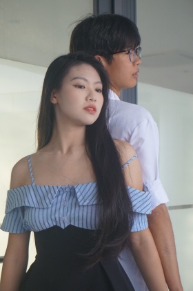 不造啊，看见小情侣亲嘴就上去了