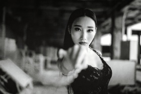 黑白人像