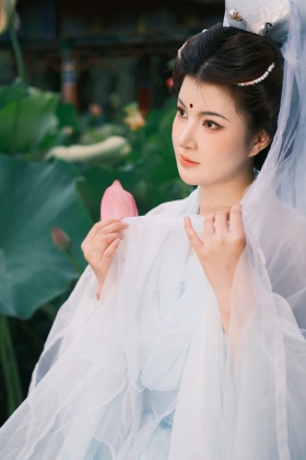 荷中“花”