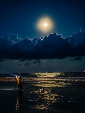 《夜海独钓》