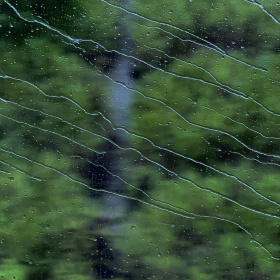 在雨中穿行