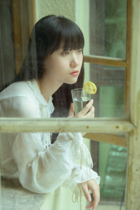 从你的眼睛里窥见一个过期的夏天