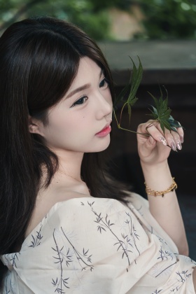 《竹影摇红艳》