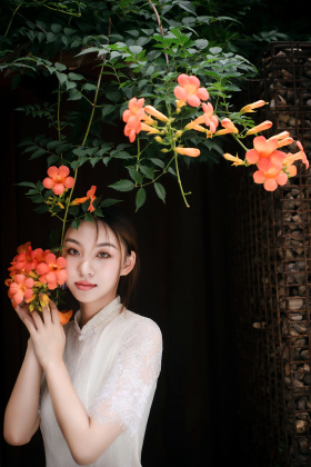 “凌霄花，语。”