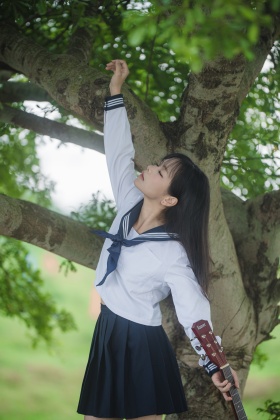田野与少女的吉他独奏