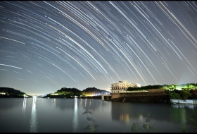 「星轨绘镜湖 · 穹顶之下的静默诗篇」