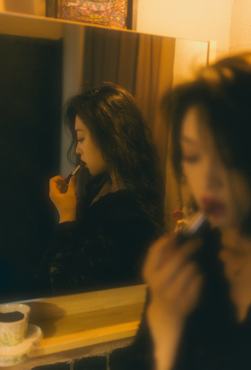 我无法控制自己的眼睛，忍不住去看她