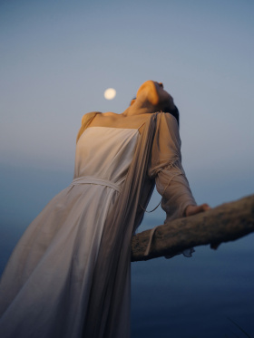 人们经世的凝望，使它积满了泪水