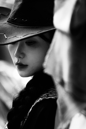 黑白镜头下的藏族女性