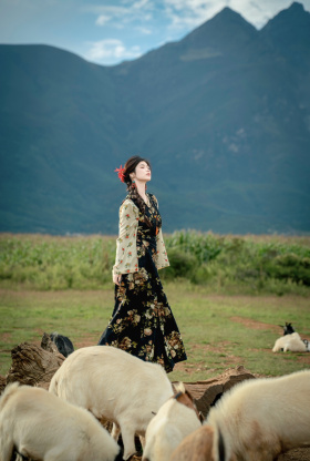 牧野红妆伴山眠