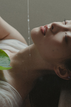 “晨光给花瓣镀了层金边”