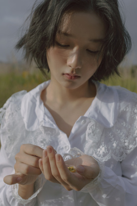 允许我以流水的姿势抚摸远方