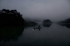 清晨渔人竹排鸬鹚捕鱼