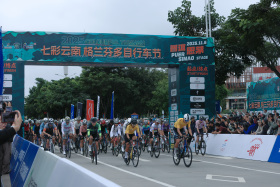 2025七彩云南格兰芬多自行车节普洱思茅站鸣枪开赛 千名中外选手驰骋茶山咖林 领略“绝版普洱•香遇世界”的独特魅力