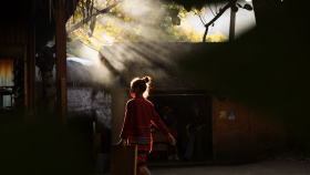 《司岗里佤族村庄》晚霞中活态传承的佤族文化密码