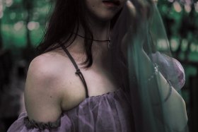 突破年岁去接受并迷恋自己的躯体，逃离焦虑