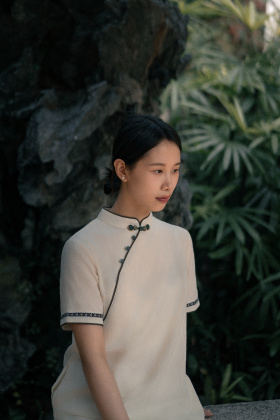 阴天广州兰圃｜旗袍与园林的清冷中式感