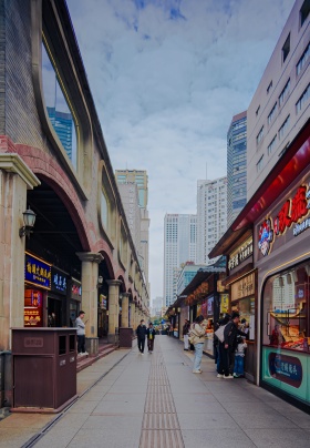 人流稀疏的巷子