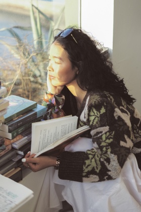 我偶尔在海边的书屋吹吹风，望望海，晒晒太阳