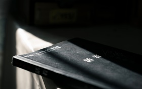 午后一束光照进了房间