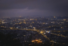 登山顶看城市夜景
