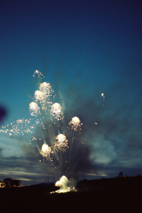 夏日傍晚 蓝色时刻的烟火