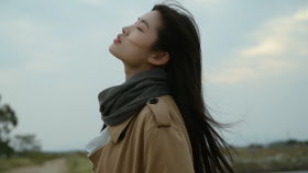 她不羁的脸像天色将晚