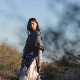 她把远方，穿成了衣裳