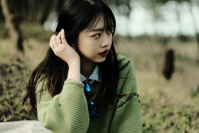 她在海岛边晒晒太阳，拍拍照