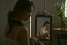 女孩独揽一室秋