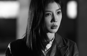 冬天她指尖的星光比地下室灯更暖