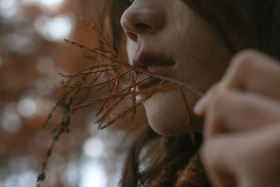 于宏大稀释痛苦，用微小感知幸福