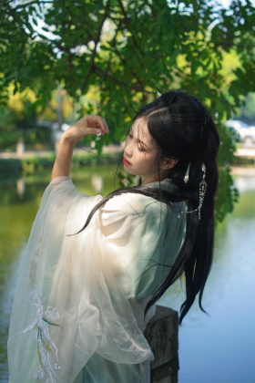 浮生半日，闲倚亭台