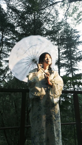 绽放在十月的夏天