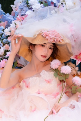 花海里的纱帽与甜裙