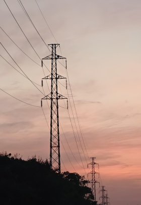 暮色里的能量脉络