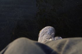 坐在湖边度过的一个温暖冬日午后