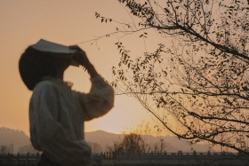 走过漫长的秋季