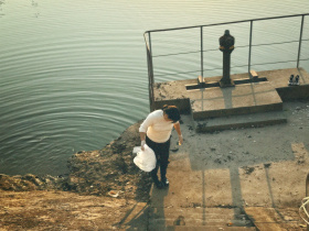 我的镜头容得下美，也拍得下平凡