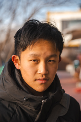 身体被言语抓住，心依然素足而舞