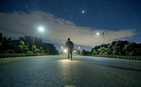 《向夜色借路的旅人》