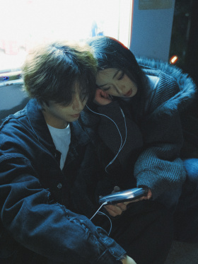 有人日出看海，有人入夜相爱