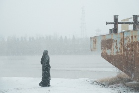 旧船，新雪，和一个不期而遇的冬天。
