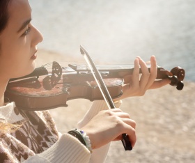 琴声迷失在枫叶间