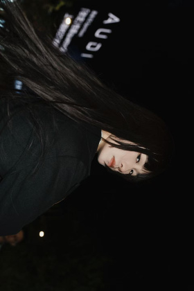 晚风吹动长发，城市是无声的背景板