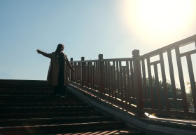 等一束光，穿过整个秋天