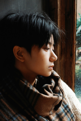 安静地眷恋和想念一个人 就像留恋我们无可言喻的生之欢喜和苍凉