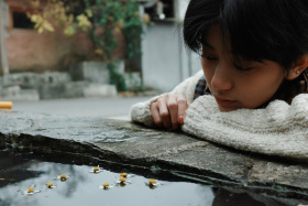 安静地眷恋和想念一个人 就像留恋我们无可言喻的生之欢喜和苍凉